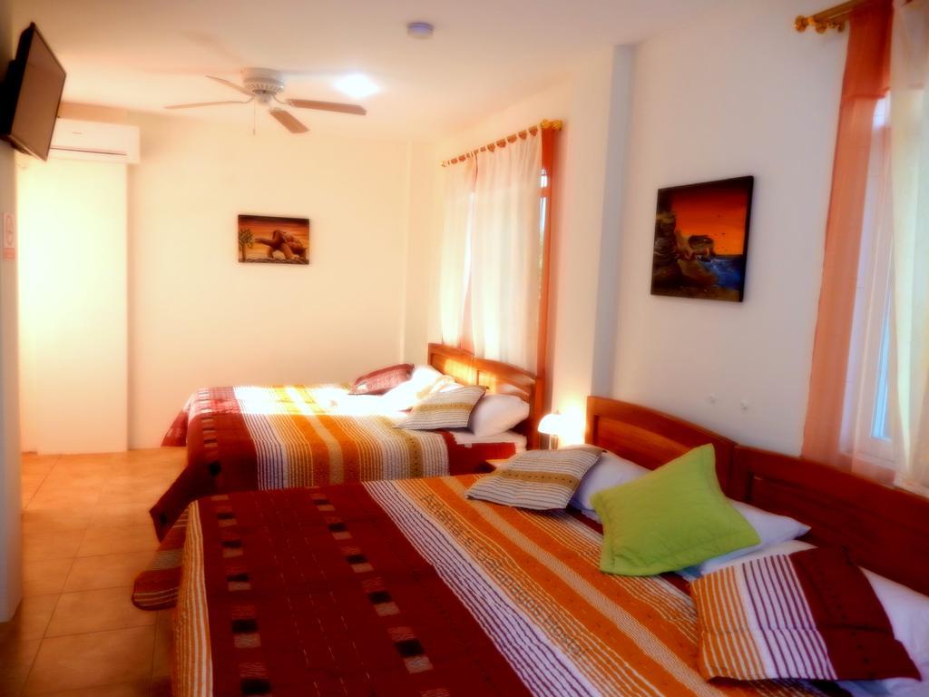 Ariana'S Galapagos Hostal Puerto Ayora  Kültér fotó